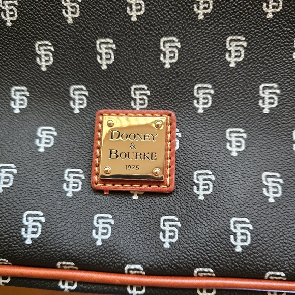 NEW Dooney & Bourke SF Giants medium crossbody. - Picture 2 of 8